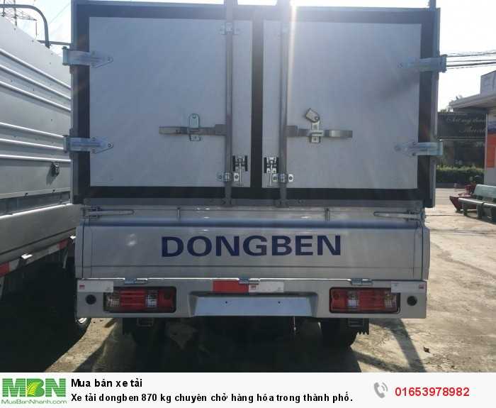 Xe tải Dongben 870 kg chuyên chở hàng hóa trong thành phố.