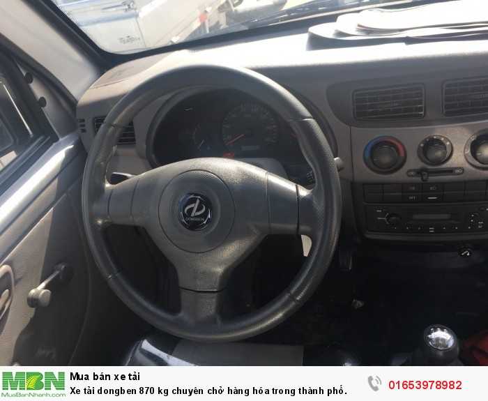 Xe tải Dongben 870 kg chuyên chở hàng hóa trong thành phố.