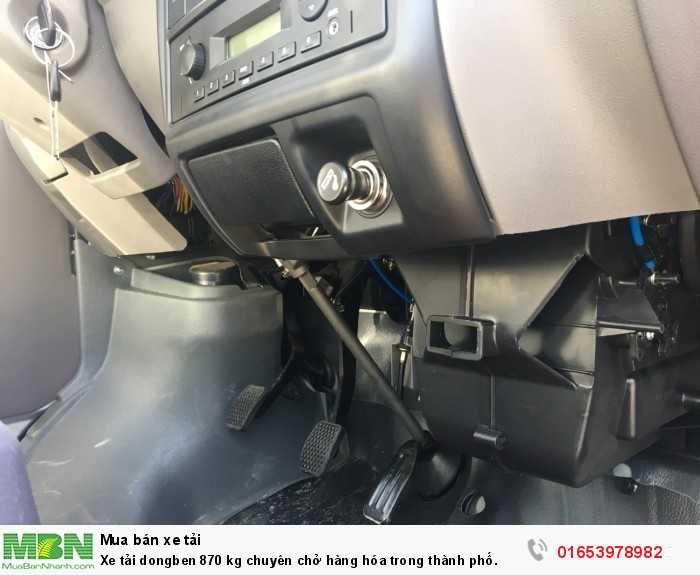 Xe tải Dongben 870 kg chuyên chở hàng hóa trong thành phố.