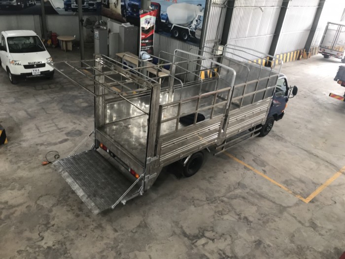 Xe tải Hyundai HD650 6.5 tấn, thùng full inox, bửng nâng