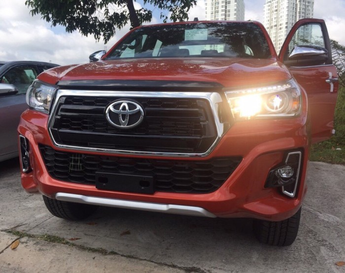 Hilux 2.8 At (4x4) màu camry giao ngay