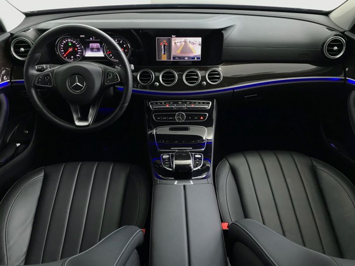 Bán Mercedes-Benz E250 CŨ 2018 đen chính hãng, lướt 18 km