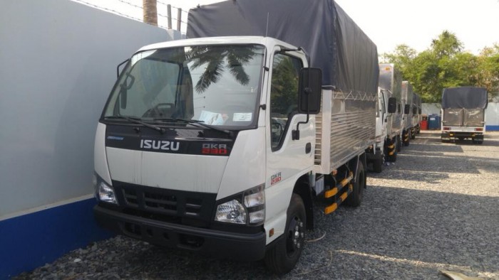 Xe ISUZU QKR77H tải trọng 2.4 tấn vào thành phố