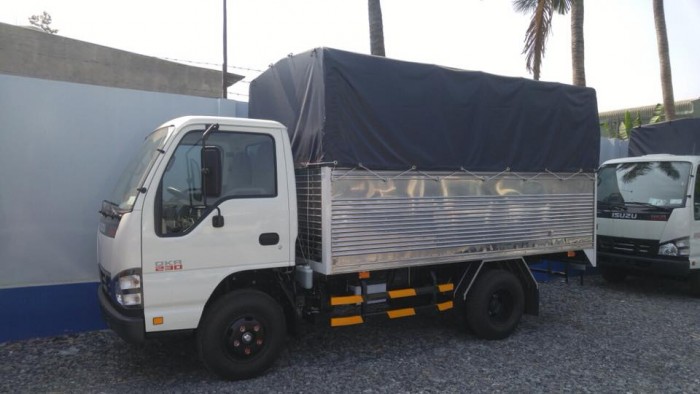 Xe ISUZU QKR77H tải trọng 2.4 tấn vào thành phố