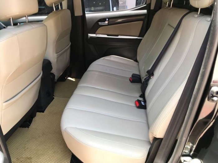 Chevrolet Colorado LTZ màu Đen sản xuất 2017 xe mới đi 2000 km.
