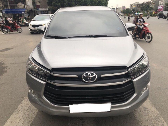 Bán xe Toyota Innova 2018 số tự động màu xám bạc