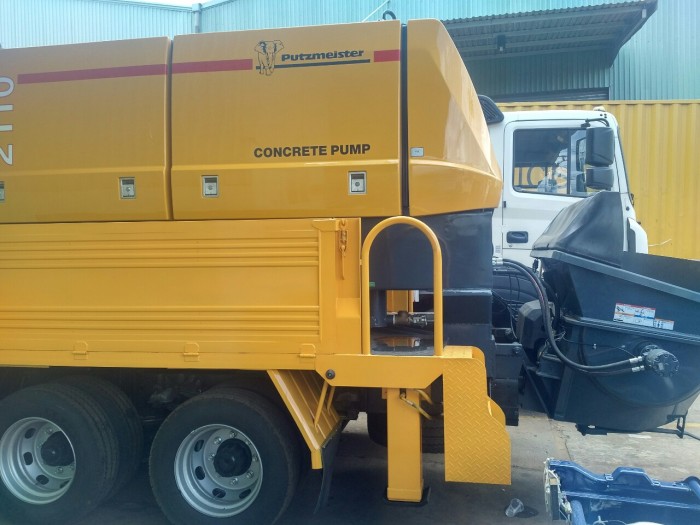 Xe Tải gắn máy bơm bê tông .