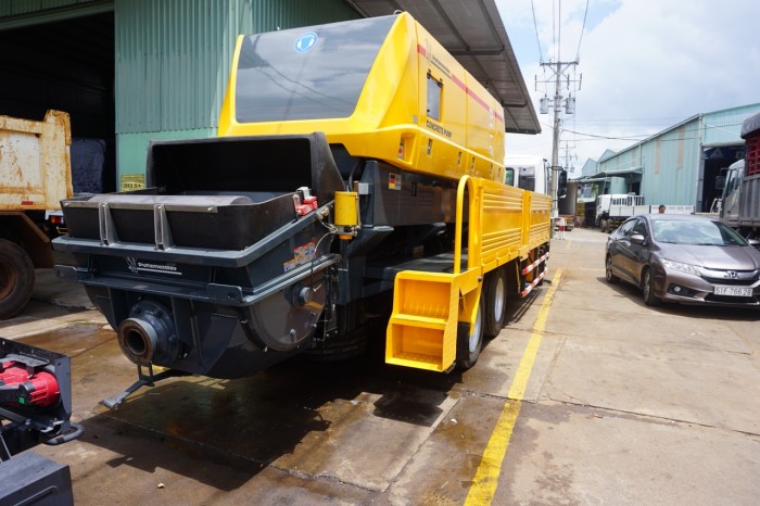 Xe Tải gắn máy bơm bê tông .