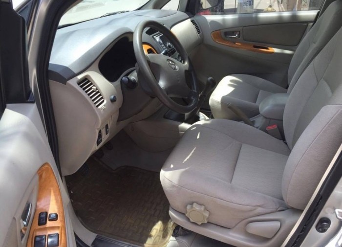 Cần bán nhanh Innova 2009 màu bạc số sàn xe đi kỹ còn đẹp