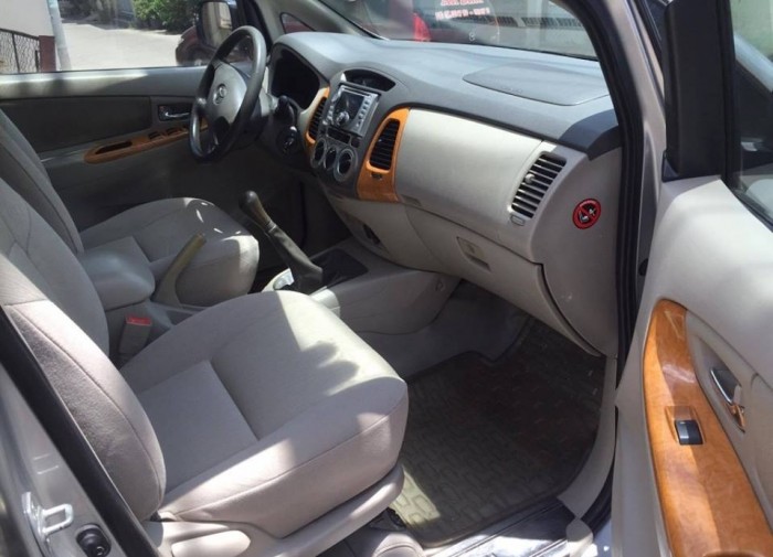 Cần bán nhanh Innova 2009 màu bạc số sàn xe đi kỹ còn đẹp