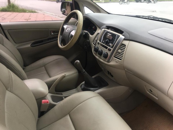 Cần tiền bán  Innova 20 15 mt vàng cát xe gia đình chính chủ một đời.