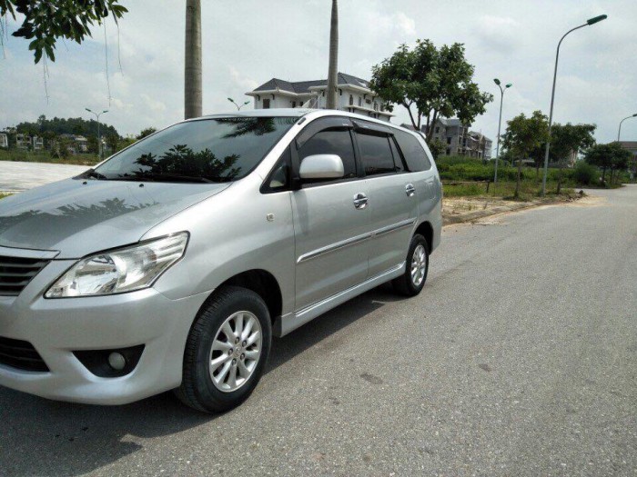 Cần bán Innova 2013, số tự động dòng G, màu bạc còn đẹp