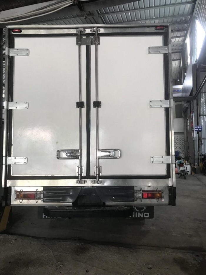 Xe tải Hino 3.5 tấn thùng đông lạnh, Xe đông lạnh HINO 3T5 XZU720L trả trước 100 triệu, giao xe ngay