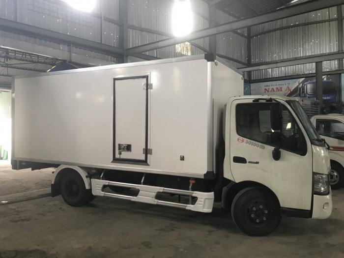 Xe tải Hino 3.5 tấn thùng đông lạnh, Xe đông lạnh HINO 3T5 XZU720L trả trước 100 triệu, giao xe ngay