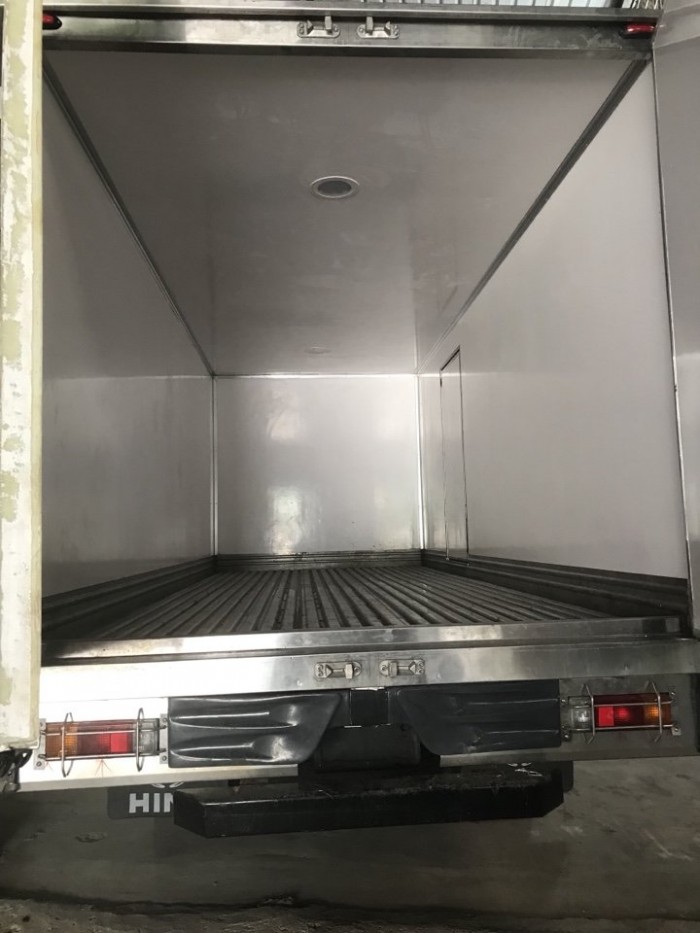 Xe tải Hino 300 SERIES thùng đông lạnh, trả trước 100 triệu giao xe ngay