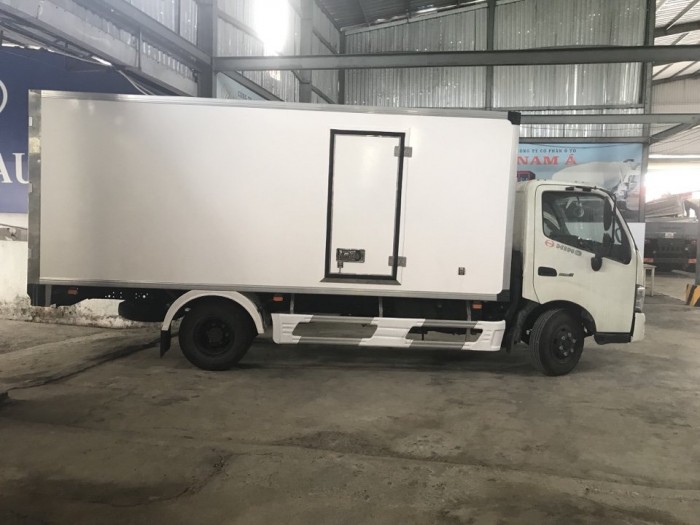Xe tải Hino 300 SERIES thùng đông lạnh, trả trước 100 triệu giao xe ngay
