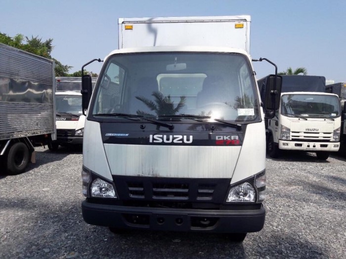 Xe tải ISUZU 2 tấn 4 QKR77FE4, thùng kín, trả trước 100 triệu, giao xe ngay