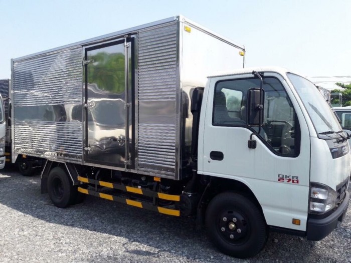 Xe tải ISUZU 2 tấn 4 QKR77FE4, thùng kín, trả trước 100 triệu, giao xe ngay