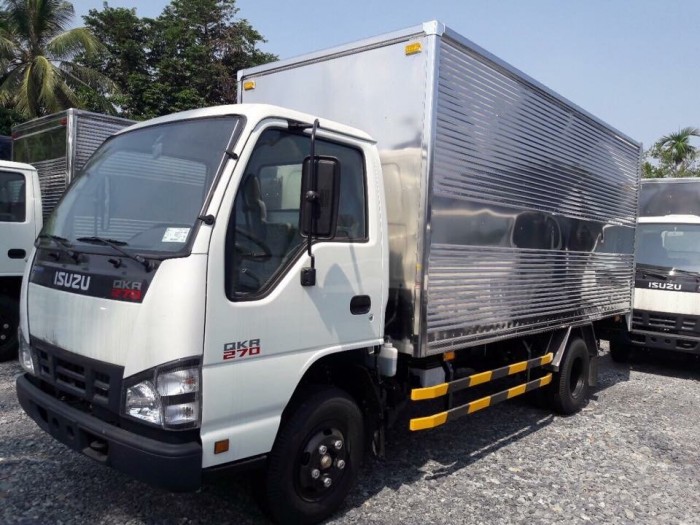 Xe tải ISUZU 2 tấn 4 QKR77FE4, thùng kín, trả trước 100 triệu, giao xe ngay