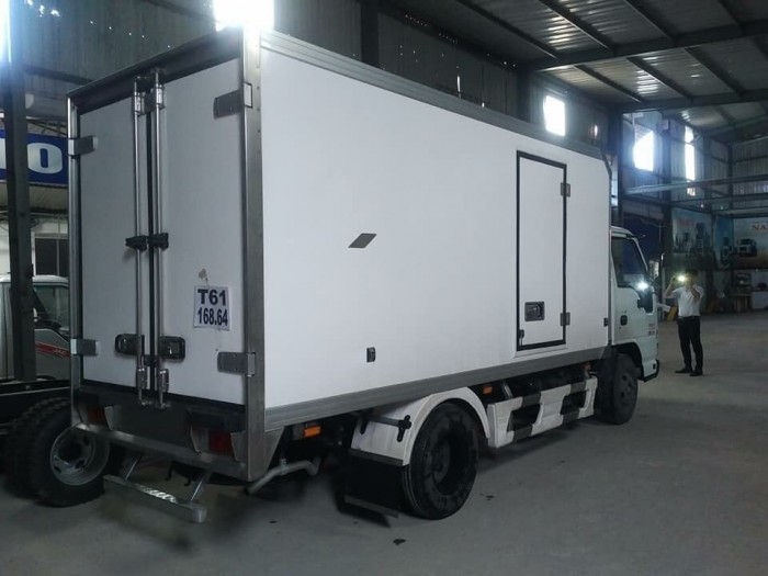 Xe tải ISUZU 2.4 tấn QKR77HE4, thùng đông lạnh - Trả trước 100 triệu, giao xe ngay.