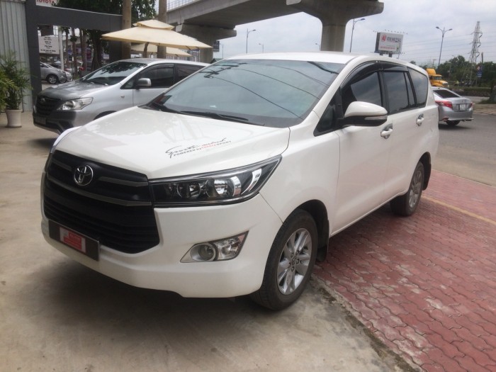 Bán xe Innova số sàn màu Trắng đời 2017