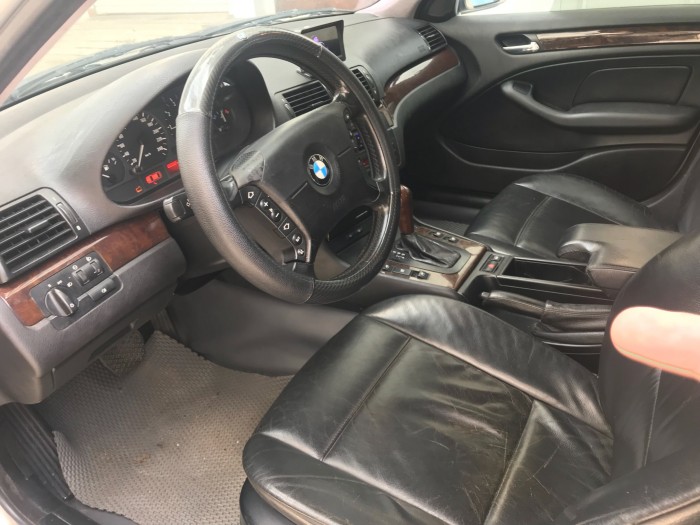 Bán xe bmw 318i đời 2003 màu bạc như hình, số tự động