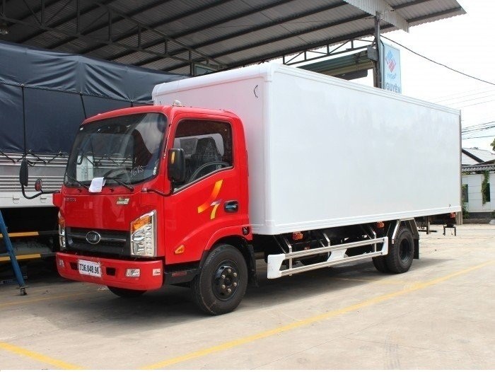 Xe tải 1,9T thùng Composit 6,1m vào TP ban ngày