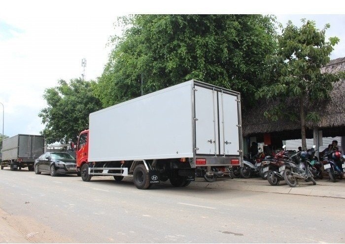 Xe tải 1,9T thùng Composit 6,1m vào TP ban ngày