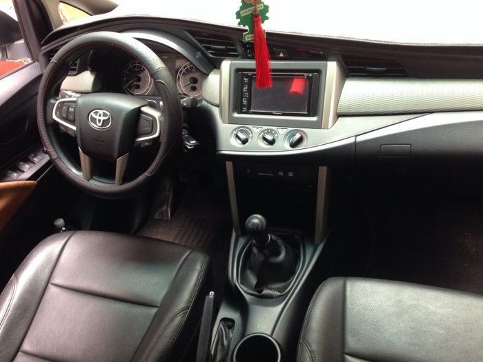 Cần bán xe Toyota Innova E số sàn 2018 màu trắng phom mới
