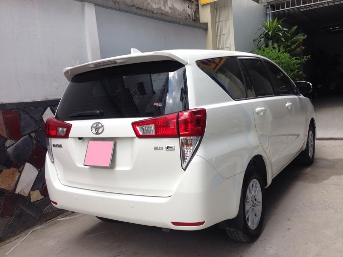 Cần bán xe Toyota Innova E số sàn 2018 màu trắng phom mới