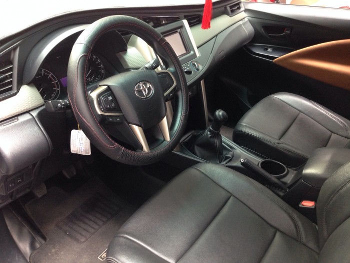 Cần bán xe Toyota Innova E số sàn 2018 màu trắng phom mới