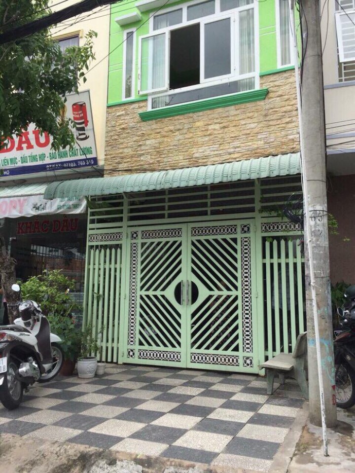 Bán nhà 1 trệt 1 lầu mặt tiền đường Trần Phú nhà còn mới .