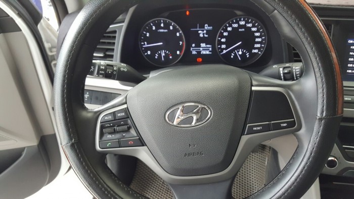 Bán Hyundai Elantra GLS 1.6MT màu trắng số sàn sản xuất 2016 biển Sài Gòn lăn bánh 29000km