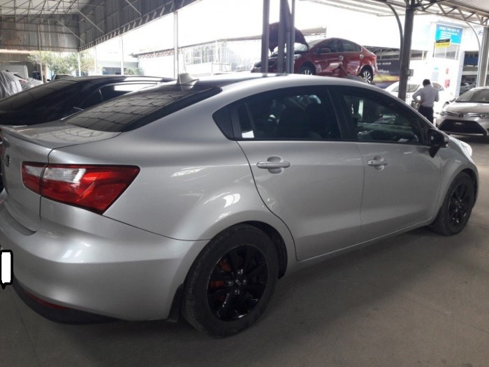 Kia Rio 1.4MT màu bạc sản xuất 2015 màu bạc xe đẹp