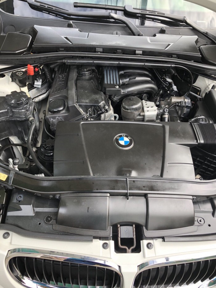 Hết tiền bán Bmw 320i đk 12/2009. màu trắng tinh đẹp linh linh