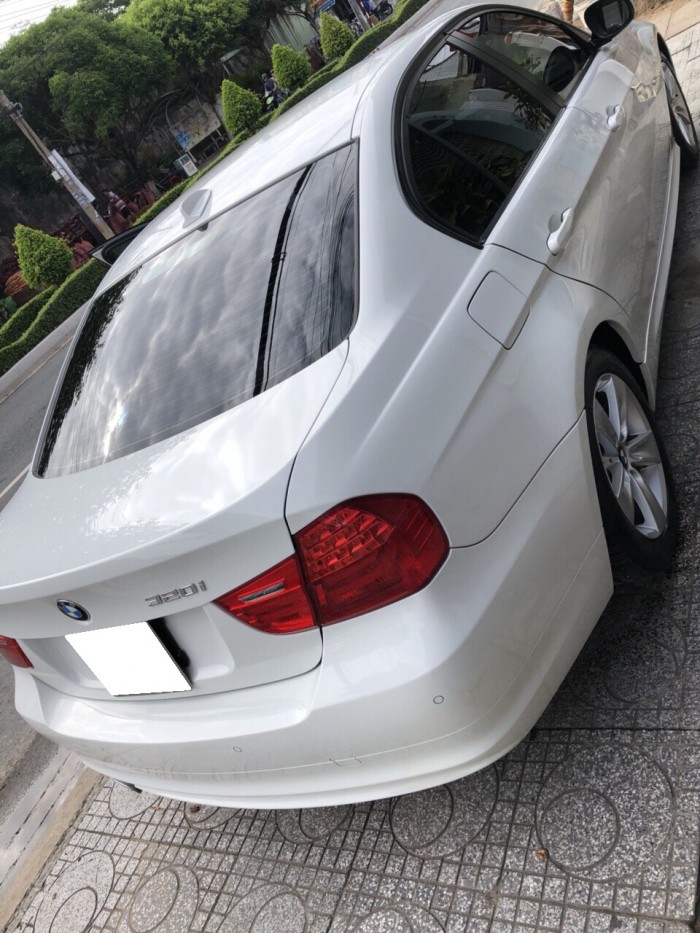 Hết tiền bán Bmw 320i đk 12/2009. màu trắng tinh đẹp linh linh