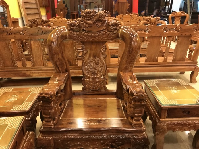 Bộ bàn ghế phòng khách đẹp là sự kết hợp hoàn hảo giữa thiết kế độc đáo và chất lượng tốt nhất của gỗ. Bạn có thể dễ dàng chọn lựa cho mình một sản phẩm với nhiều mẫu mã đa dạng. Với chất liệu bền đẹp, sản phẩm này sẽ giúp bạn tôn lên vẻ đẹp và độc đáo cho không gian sống của mình.