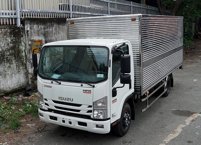 Xe tải Isuzu 3.5 tấn, thùng kín inox, trả trước 50 triệu, giao xe ngay