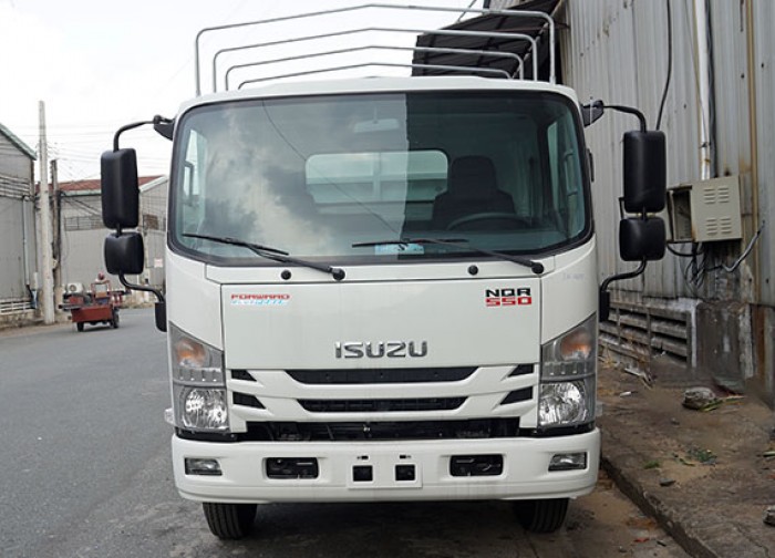 Xe tải Isuzu 5.5 tấn, thùng mui bạt, trả trước 50 triệu, giao xe ngay