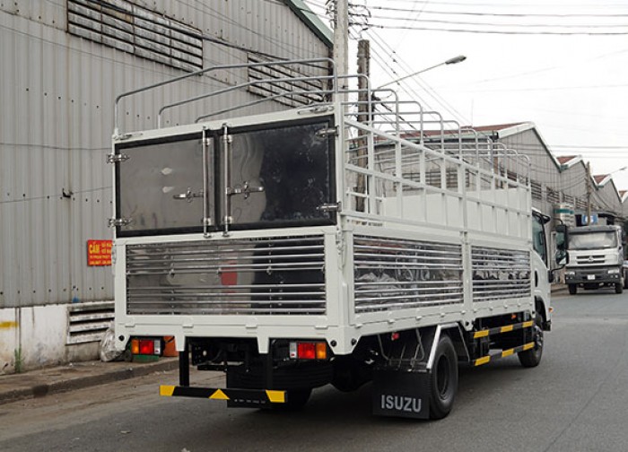 Xe tải Isuzu 5.5 tấn, thùng mui bạt, trả trước 50 triệu, giao xe ngay