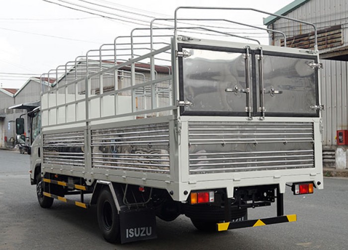 Xe tải Isuzu 5.5 tấn, thùng mui bạt, trả trước 50 triệu, giao xe ngay