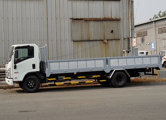 Xe tải Isuzu 5.5 tấn, thùng lửng, trả trước 50 triệu, giao xe ngay