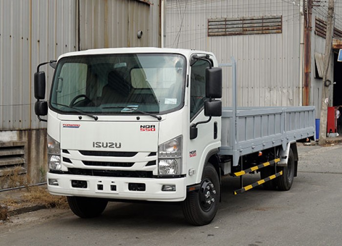 Xe tải Isuzu 5.5 tấn, thùng lửng, trả trước 50 triệu, giao xe ngay