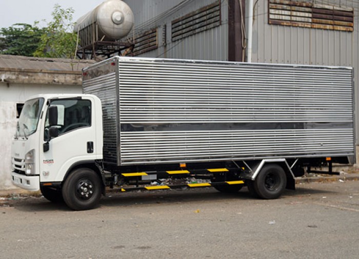 Xe tải Isuzu 5.5 tấn, thùng kín inox, trả trước 50 triệu, giao xe ngay