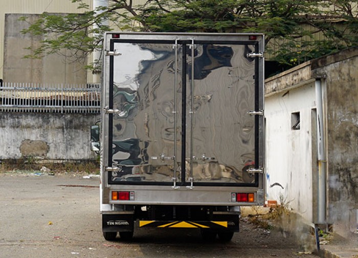 Xe tải Isuzu 5.5 tấn, thùng kín inox, trả trước 50 triệu, giao xe ngay