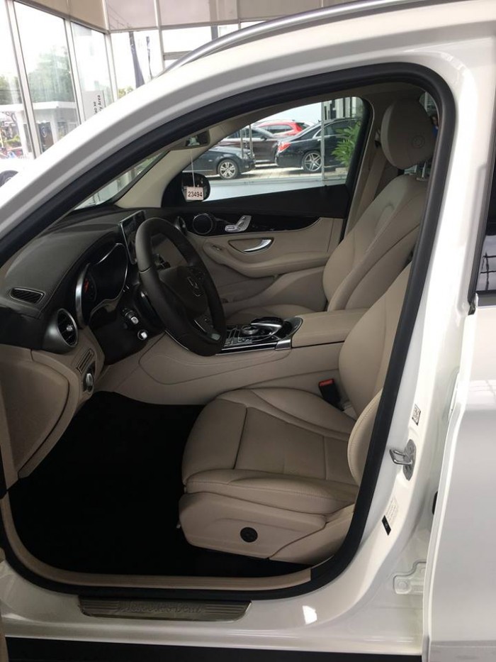 Bán xe Mercedes GLC200 Trắng 2018 chính hãng