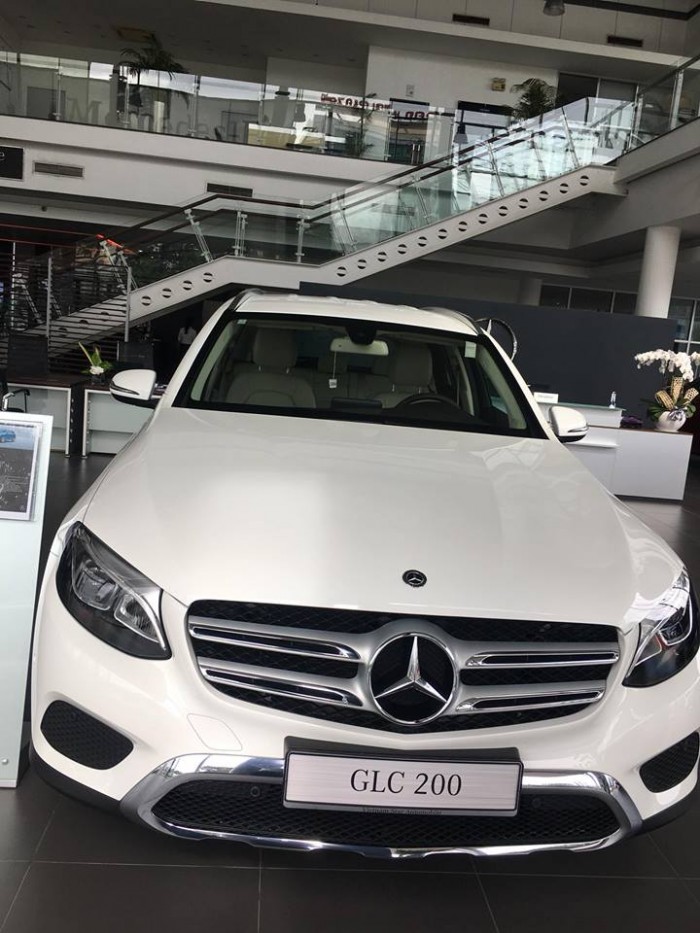 Bán xe Mercedes GLC200 Trắng 2018 chính hãng