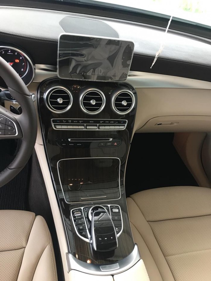 Bán xe Mercedes GLC200 Trắng 2018 chính hãng