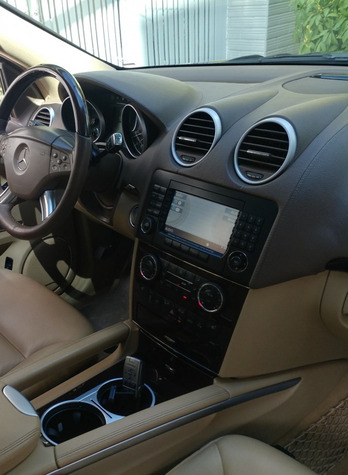 Bán xe Mercedes GL550 AMG 2010 màu đen nội thất kem ốp gỗ cao cấp
