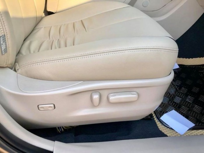 Bán Toyota Venza 3.5 V6 AT đời 20110 nhập Mỹ màu Vàng Biển Hà Nội